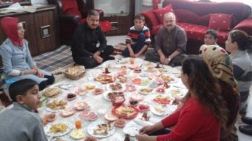 Siirt Valisi Yetim &Ccedil;ocuklara Misafir Oldu