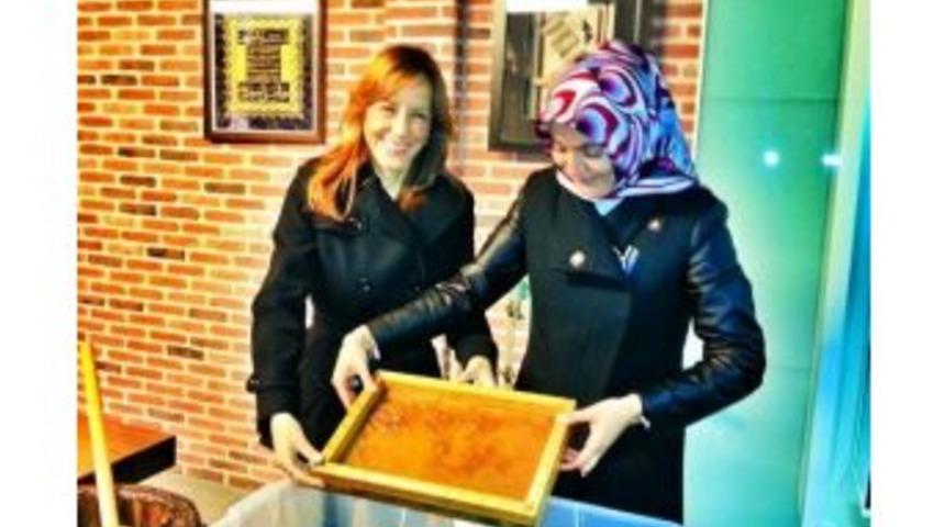 Bakan Kılı&ccedil;'ın Eşi Kağıt Yapmayı &Ouml;ğrendi