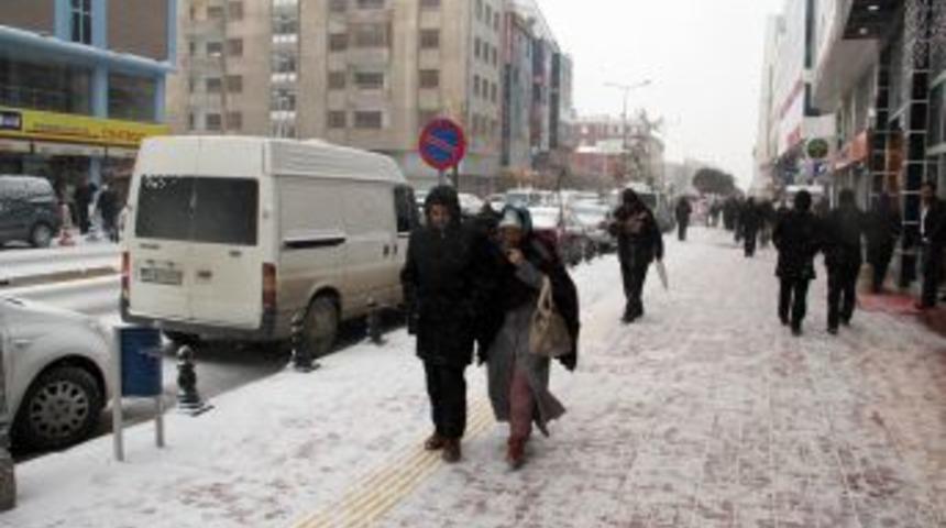 Kar Altında 58 Metre Y&uuml;kseklikte Elektrik Tesisatı D&ouml;ş&uuml;yorlar