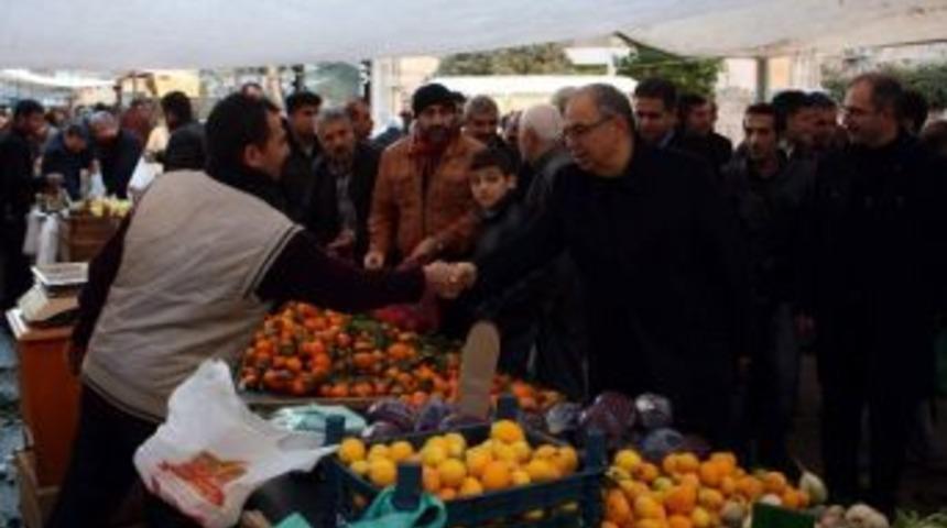 H&uuml;srev Kutlu İlk Ziyaretini Pazarcı Esnafına Yaptı