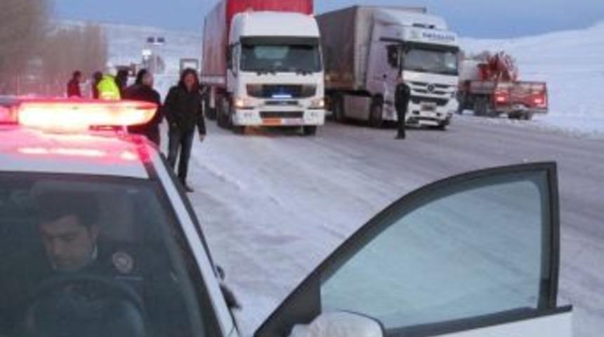 Kar Yağışı Kazaları Da Beraberinde Getirdi