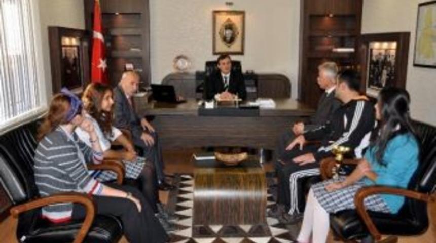 Gen&ccedil; Bayanlar Voleybol Takımından Kaymakam Per&ccedil;i&rsquo;ye Ziyaret