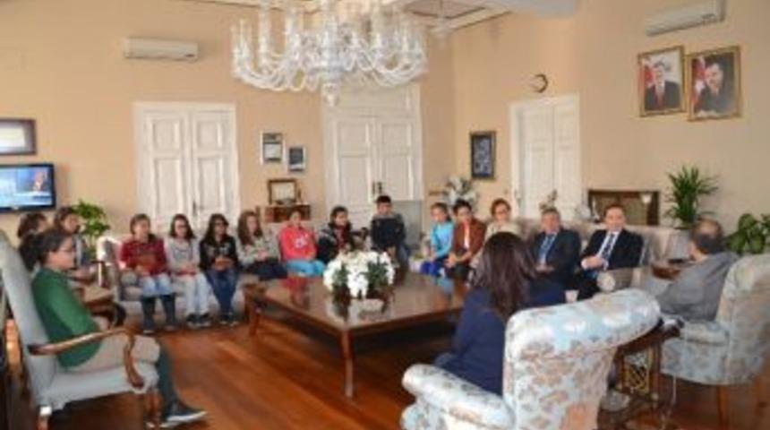 Medya Kongresi&rsquo;ne Katılan &Ouml;ğrenciler'den Vali Savaş'a Ziyaret