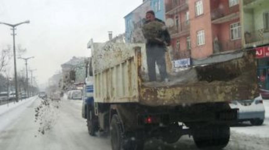 Muş&rsquo;ta Kaldırım Ve Yollarda Tuzlama &Ccedil;alışmaları Başladı
