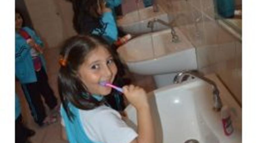 &Ccedil;&uuml;r&uuml;k Diş Istemeyen &Ouml;ğrenciler Okula Dış Fır&ccedil;alarıyla Geldi