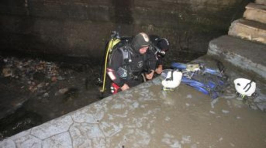 Dalgıçlar Geminin Altını Kontrol Etti