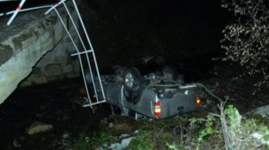 K&ouml;pr&uuml;den Dereye U&ccedil;an Ara&ccedil;ta 2 Kişi Yaralandı