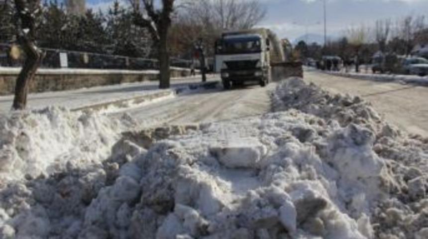 Erzurum&rsquo;da Karla M&uuml;cadele &Ccedil;alışmaları Devam Ediyor