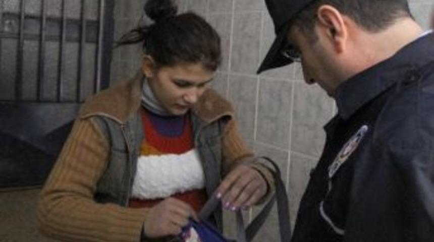 9 Aylık Hamile Hırsız, Ev Sahibine Yakalandı