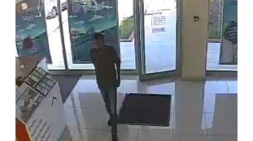 Bankadaki Cep Telefonunu &Ccedil;alan Hırsız Kamerada