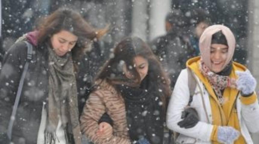 Kayseri G&uuml;ne Karla Uyandı