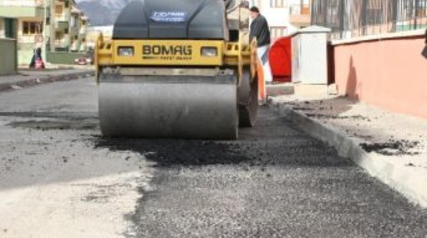 Soğuk Havaya Rağmen Asfalt &Ccedil;alışmaları Devam Ediyor