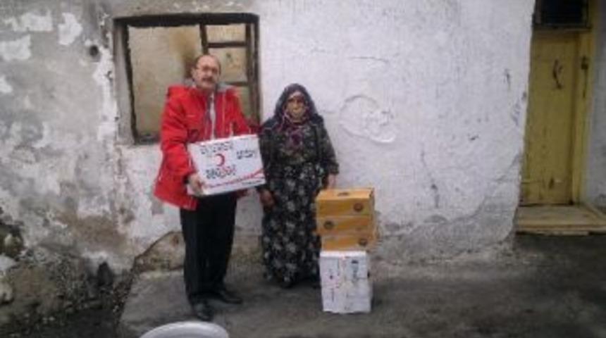 S&uuml;tpınar K&ouml;y&uuml;nde Evi Yanan Aileye T&uuml;rk Kızılay'ından Yardım Eli