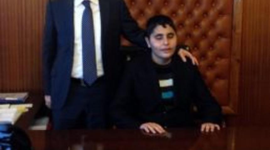 G&ouml;rme Engelli Arat, Sadık Yakut'un Koltuğuna Oturdu