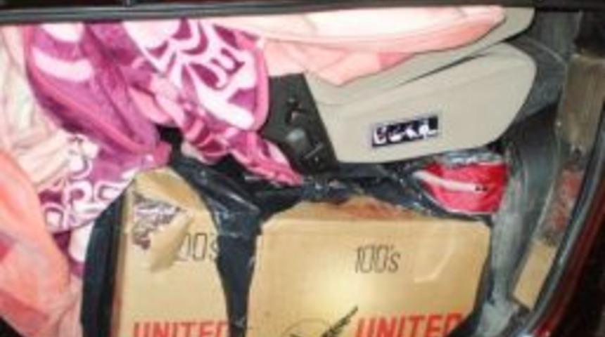 Kamyonetten 8 Bin Paket Ka&ccedil;ak Sigara &Ccedil;ıktı