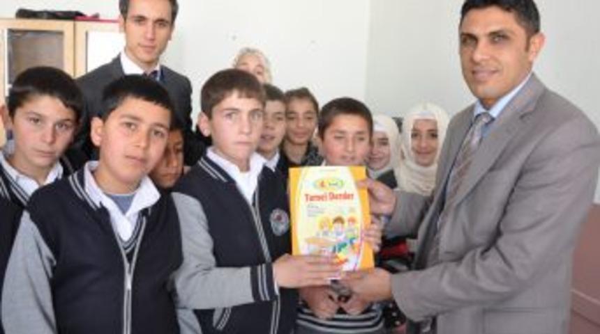 Muş'un Korkut Il&ccedil;esinde 6 Bin &Ouml;ğrenciye Kitap Dağıtıldı