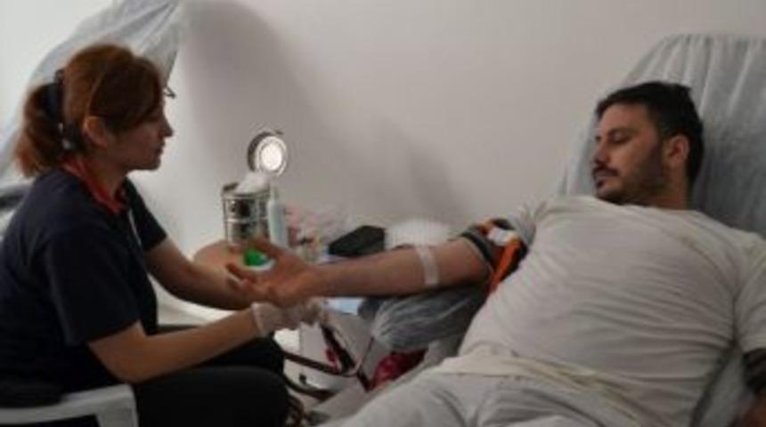 Y&uuml;zlerce İyi İnsan Kan Bağışı Yaptı