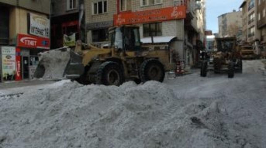 Doğu&rsquo;da Karla M&uuml;cadele Devam Ediyor