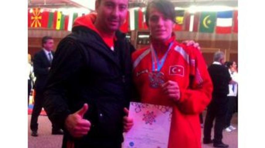 Kick Boks Şampiyonası&rsquo;nda 2 Altın, 6 G&uuml;m&uuml;ş Ve 7 Bronz T&uuml;rkiye&rsquo;nin Oldu