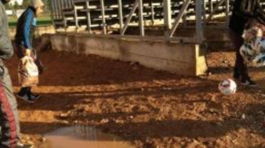 Gerc&uuml;ş&rsquo;te Spor Sahasına &Ccedil;amurdan Dolayı Girilemiyor