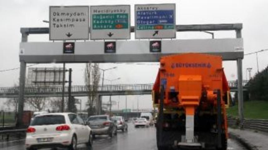 Kar Yağışı &Ouml;ncesi Taksim'de Tuz Yığını Oluşturuldu