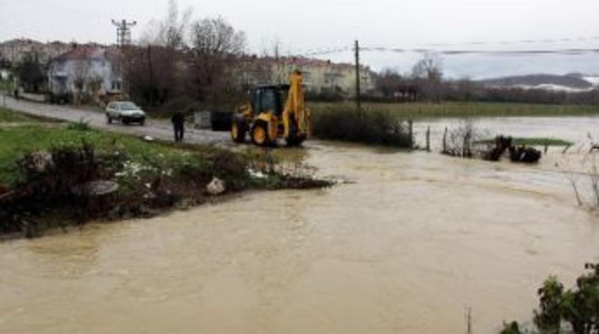 Eriyen Karlar K&ouml;pr&uuml; Ve Yolları Sular Altında Bıraktı