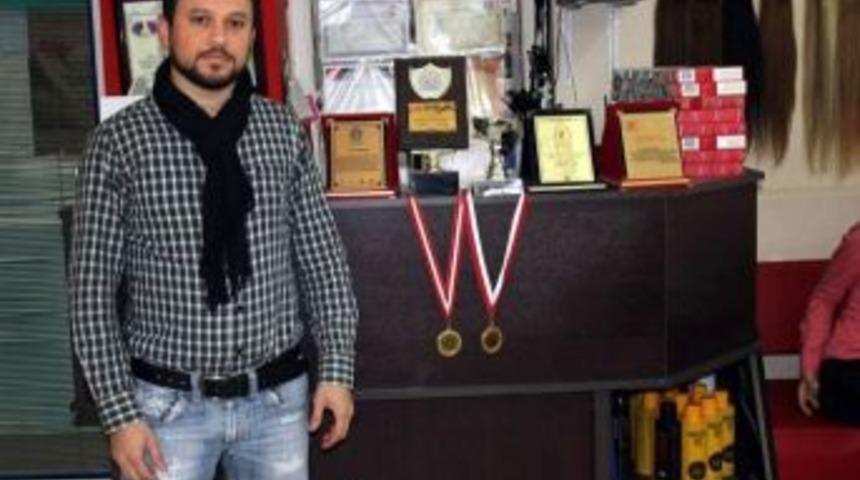 Alaşehir'li Kuaf&ouml;r Başarıya Doymuyor