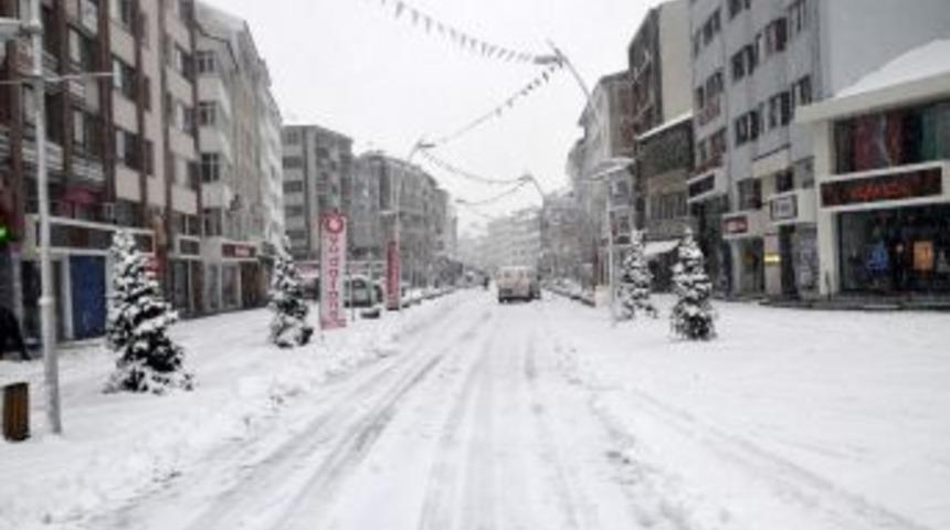 Bolu'da 212 K&ouml;y Yolu Kapandı, 9 K&ouml;ye Elektrik Verilemiyor