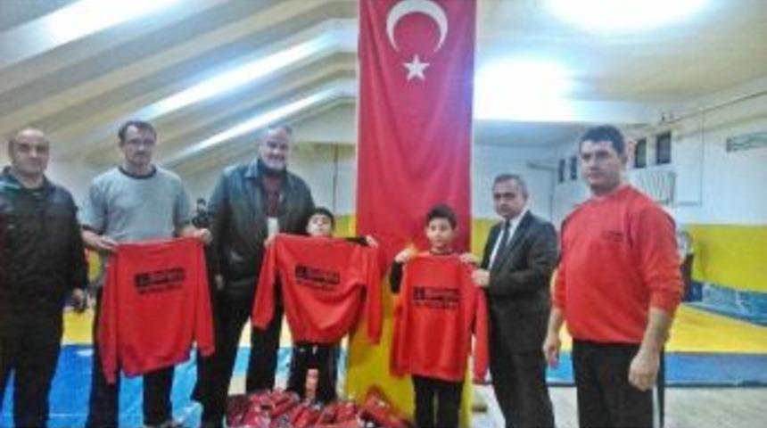Sungurluspor G&uuml;reş Takımına Malzeme Yardımı