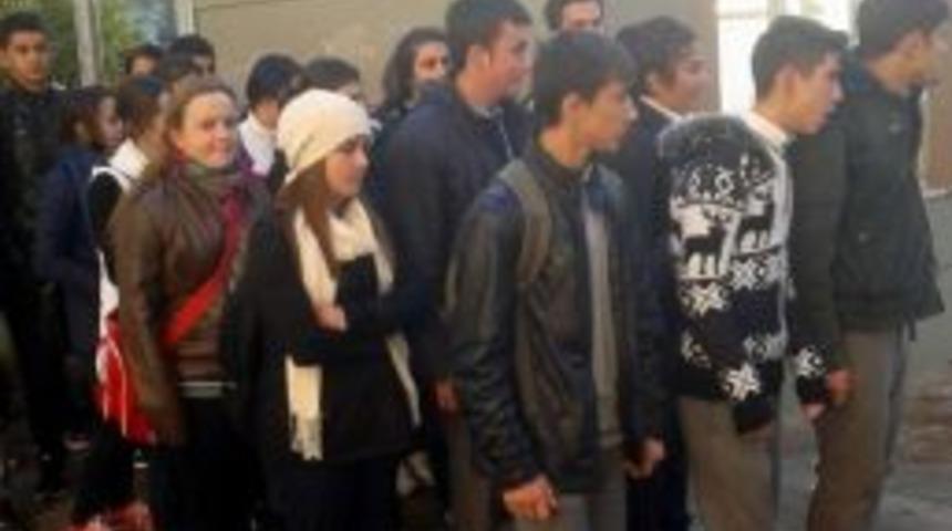 Edremit&rsquo;te &Ouml;ğrencilerin Soğukta Bekletilme Tepkisi