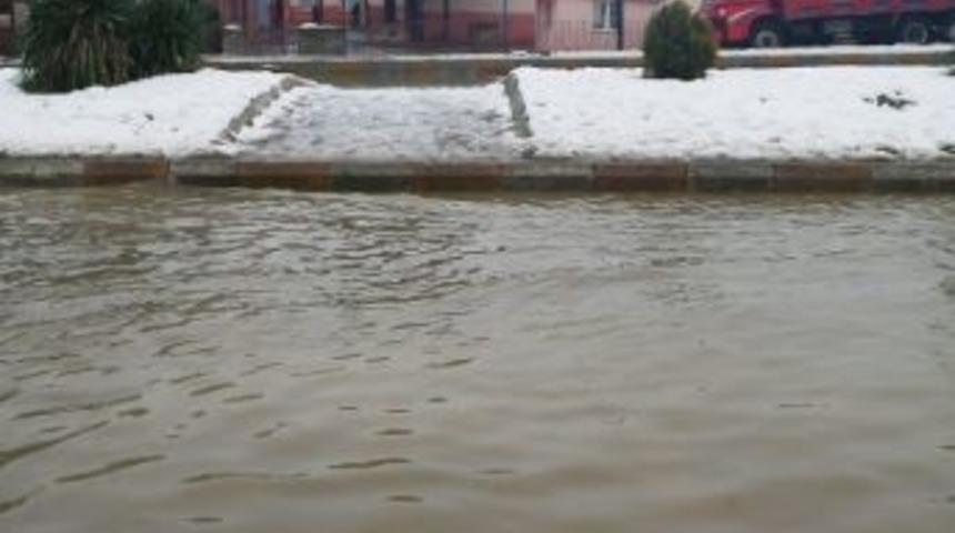 Eriyen Kar Sel Getirdi
