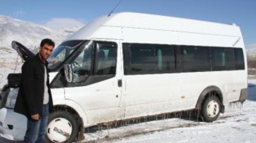 Ara&ccedil;ları Donan S&uuml;r&uuml;c&uuml;ler Yardım Bekliyor