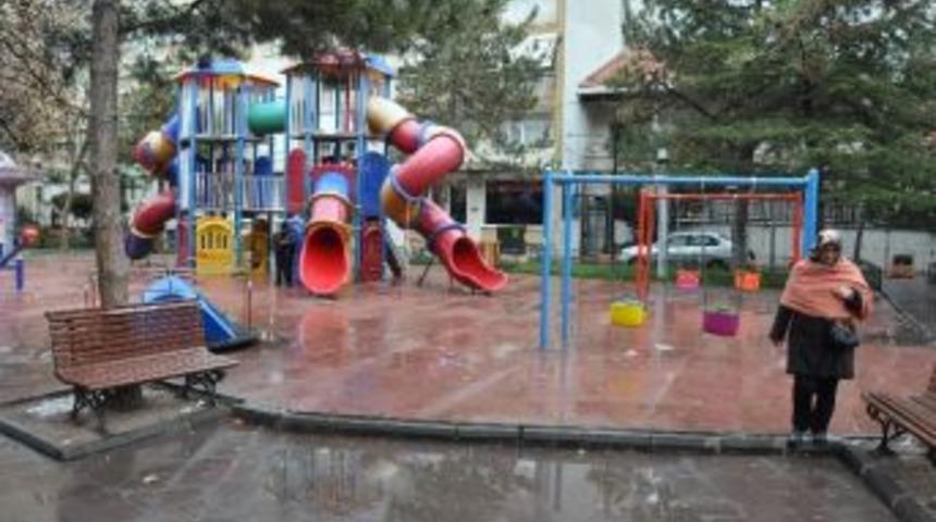 Parklar &Ouml;ks&uuml;z Kaldı