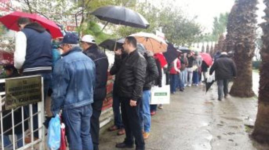 &Ouml;ğrenci Kimliklerini Alabilmek I&ccedil;in Yağmurda Saatlerce Beklediler