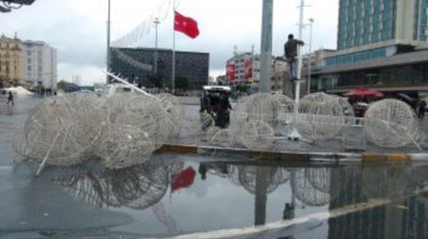 Taksim&rsquo;de Yılbaşı Hazırlıkları Başladı