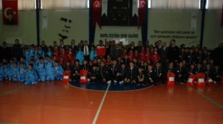 &Ouml;ğrenciler, &lsquo;tarladan Spora&rsquo; Projesiyle Spor Malzemelerine Kavuştu