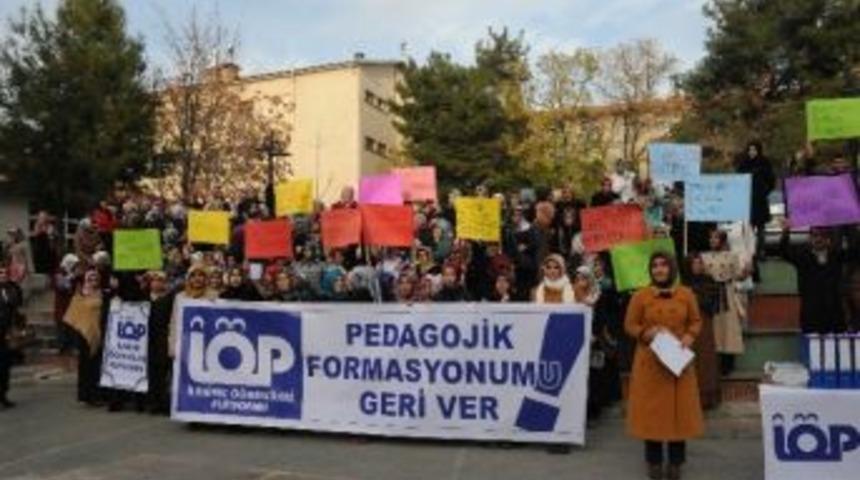 İlahiyat &Ouml;ğrencileri Eylemde