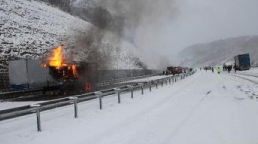 Buzdan Kayarak &Ccedil;arpışan 4 Ara&ccedil; Yandı: 1 &Ouml;l&uuml;, 4 Yaralı