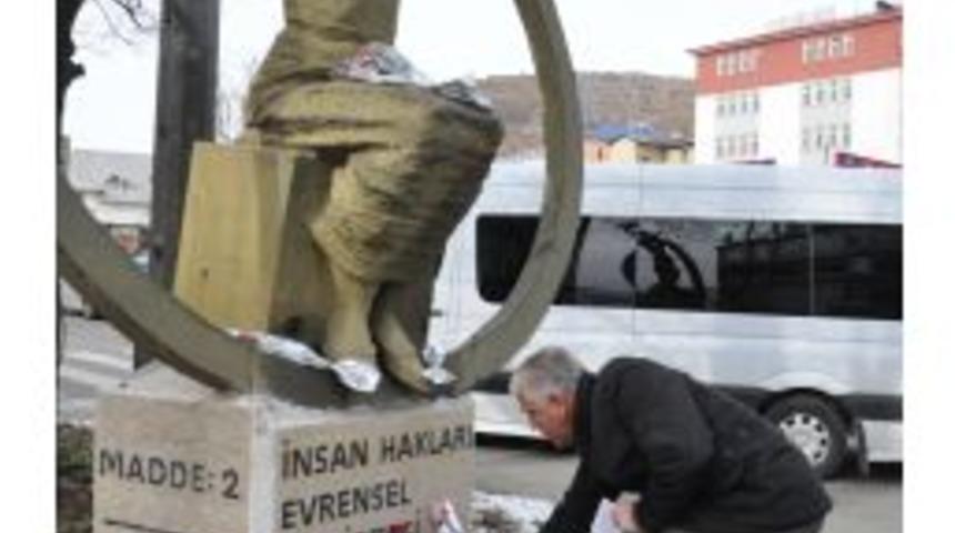Tunceli&rsquo;de Nelson Mandela'ya Karanfilli Anma