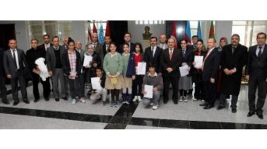 İnsan Haklarını En İyi Anlatan &Ouml;ğrenciler &Ouml;d&uuml;llendirildi