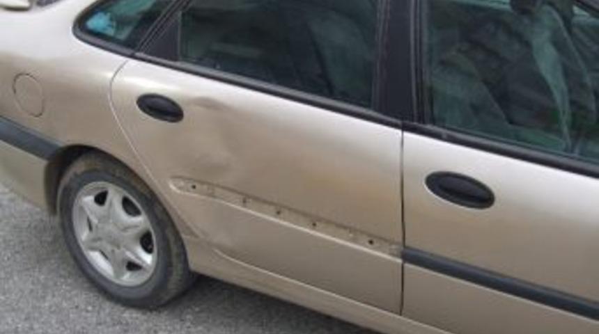 Yola Savrulan &Ccedil;&ouml;p Konteyneri Otomobilde Hasara Neden Oldu