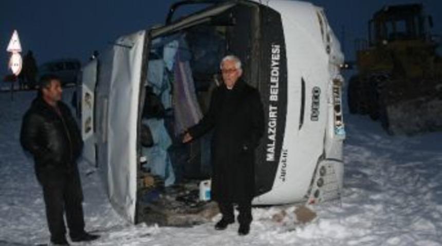 Otob&uuml;s Şarampole Yuvanlandı: 9 Yaralı