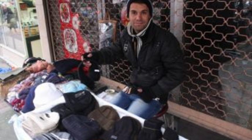 Soğuklar Bere Satıcılarının Y&uuml;z&uuml;n&uuml; G&uuml;ld&uuml;rd&uuml;