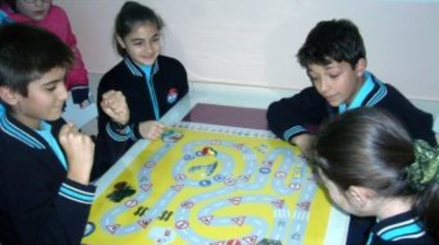 Trafik Kurallarını Oynayarak &Ouml;ğreniyorlar