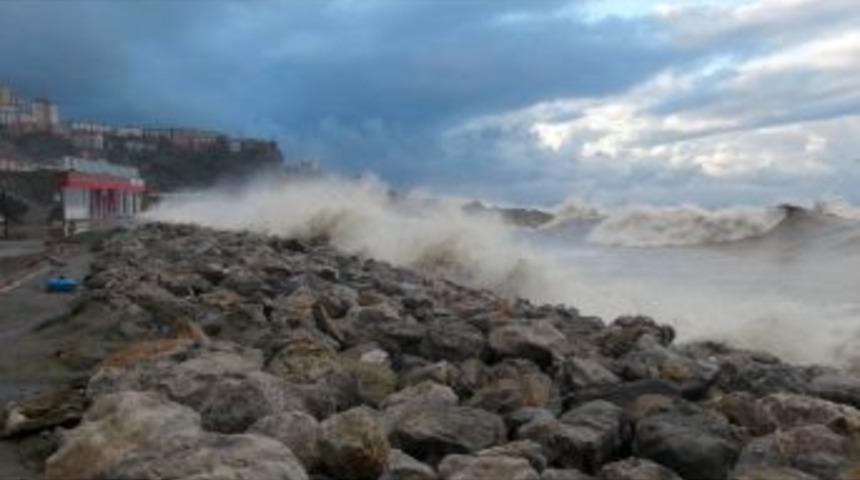Karadeniz'de Dev Dalgalar Kafeterya Ve &Ccedil;ocuk Parkını Vurdu