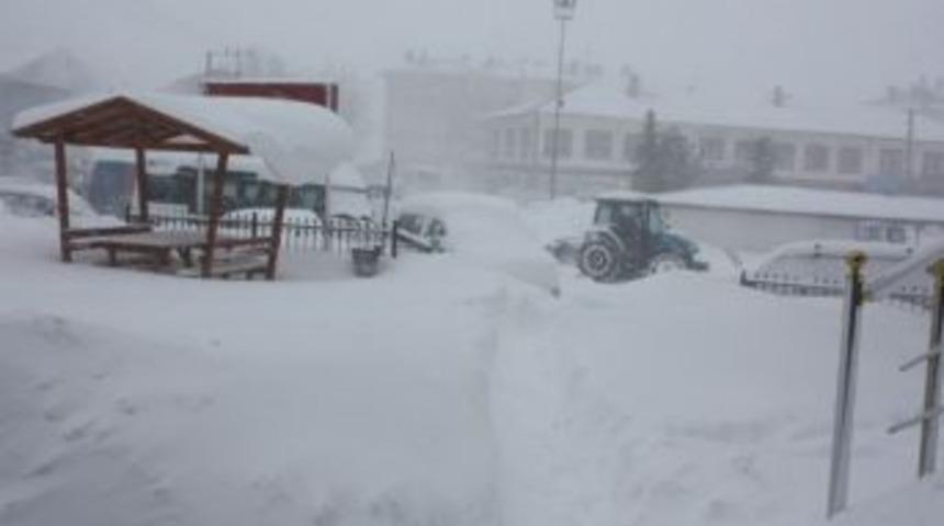 Ağlı&rsquo;da Kar Yağışı T&uuml;m Ulaşımı Kesti