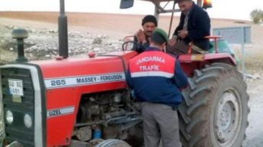 Besni&rsquo;de Jandarma Ekipleri Trakt&ouml;rleri Kontrol Etti