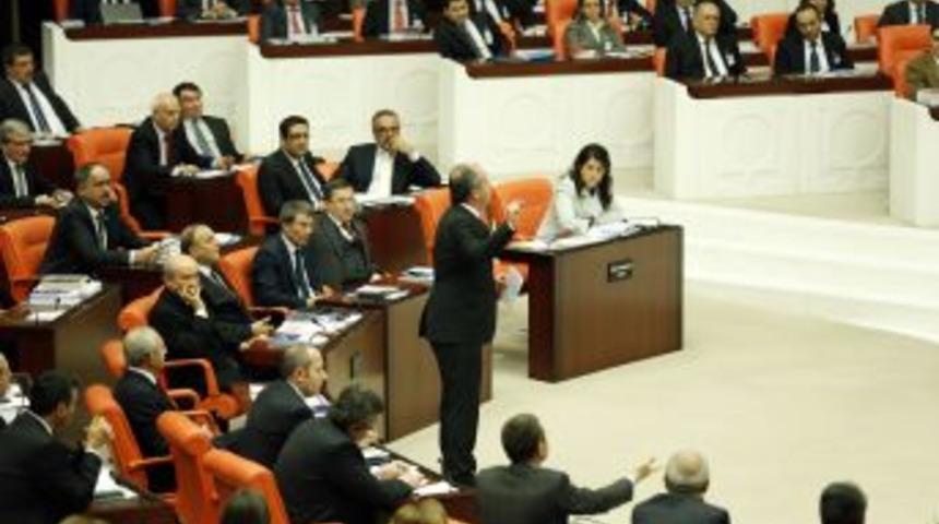 CHP'liler Canikli'yi Masalara Vurarak Konuşturmadı