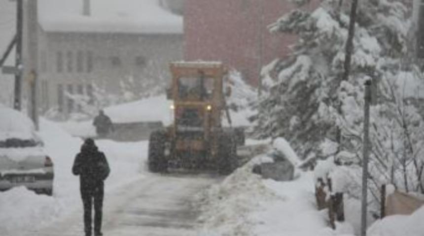 Karab&uuml;k&rsquo;te Belediye Yollara 650 Ton Tuz D&ouml;kt&uuml;