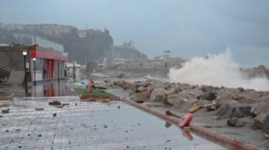 Zonguldak&rsquo;ta Dev Dalgalar Parka Ve Kafeteryaya Zarar Verdi